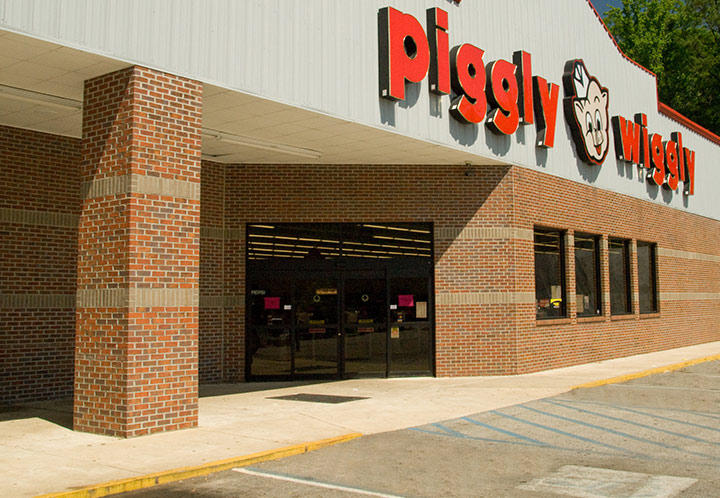 Exterior entrance detail of the Piggly Wiggly in Goodwater