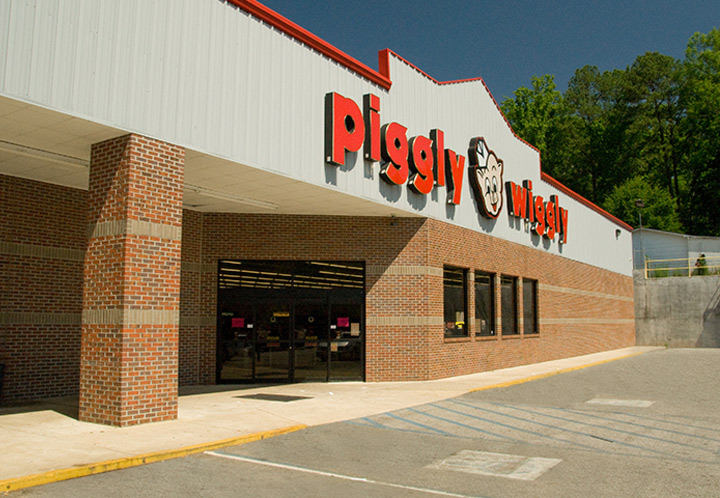 Exterior entrance detail of the Piggly Wiggly in Goodwater